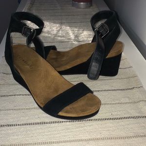 Black wedges
